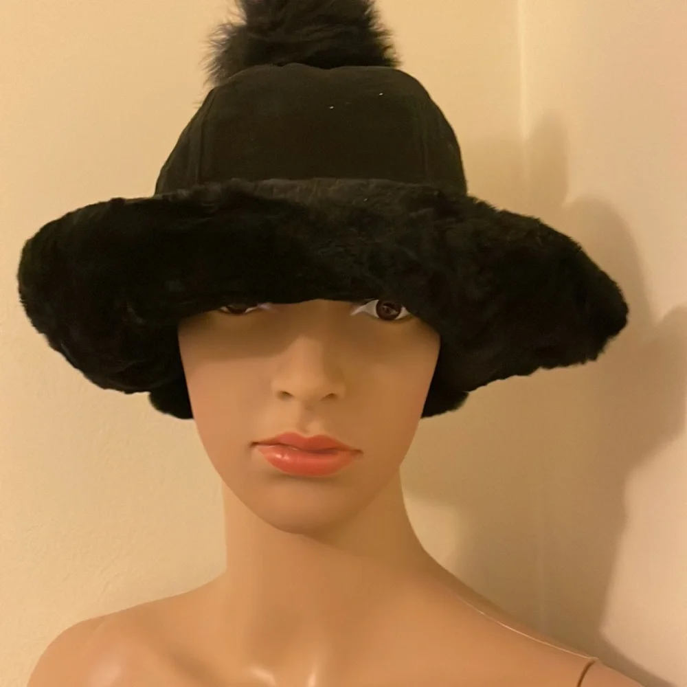 Ugg hat with Pom Pom and optional flats - Picture 4 of 4